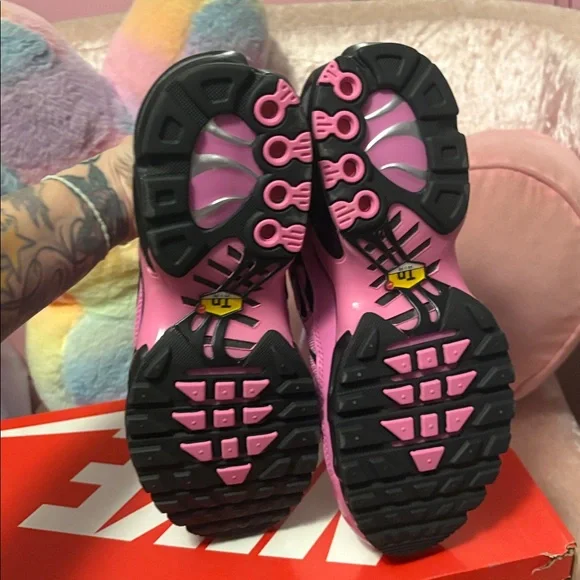 Nike Women's Pink &Black Sneakers Brand New! Size 7! - Picture 7 of 8